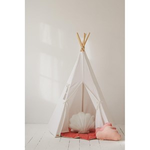 Tente tipi avec tapis blanc