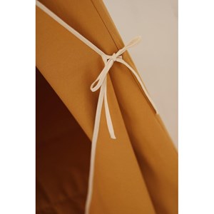 Tente tipi avec pompoms et tapis orange