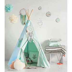 Tente tipi avec pompoms et tapis vert me