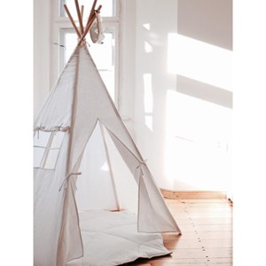 Tente tipi avec tapis blanc
