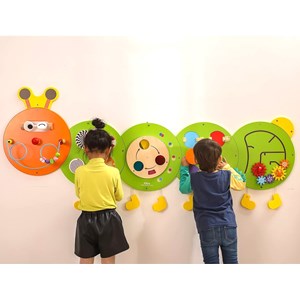 Panneau d'activités mural chenille