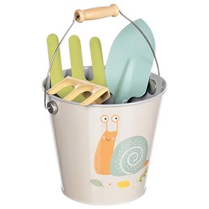 Seau et outils de jardin escargot