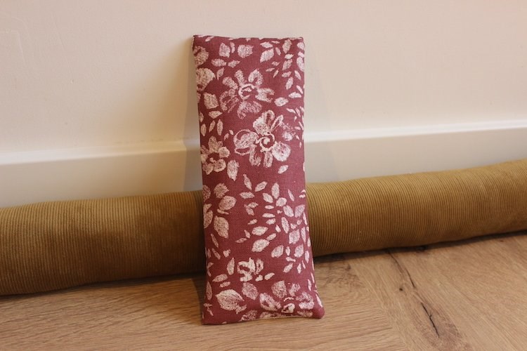 Masque yeux yoga - fleurs craie marsala