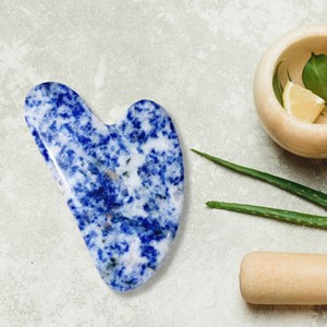 1 gua sha en sodalite bleue + housse