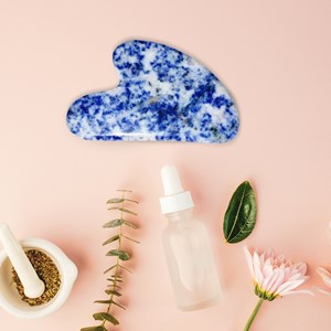 1 gua sha en sodalite bleue + housse