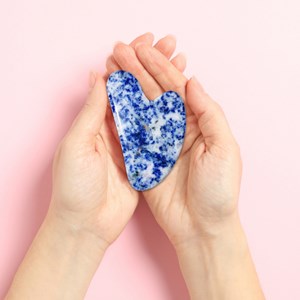 1 gua sha en sodalite bleue + housse