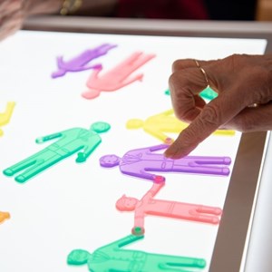 36 personnages colorés translucides