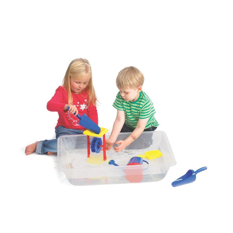 Grand bac à eau et sable transparent