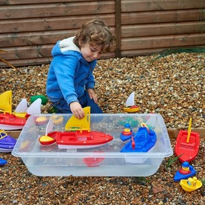 Grand bac à eau et sable transparent
