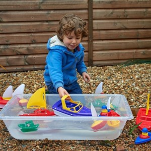 Grand bac à eau et sable transparent