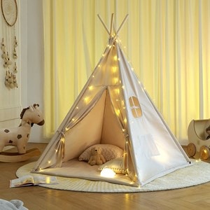 Tipi enfant avec tapis avec guirlandes