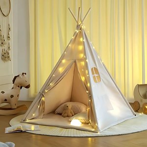 Tipi enfant avec tapis et guirlandes