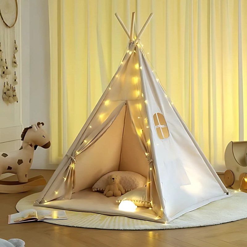 Tipi enfant avec tapis et guirlandes