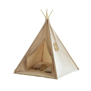Tipi enfant avec tapis et guirlandes
