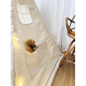 Tipi enfant avec tapis et guirlandes