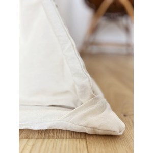 Tipi enfant avec tapis et guirlandes