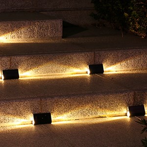 Lot de 4 lampes murales solaires noir twily