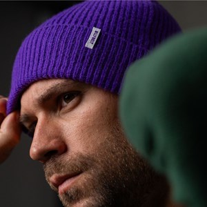 Bonnet en laine d'agneau violet