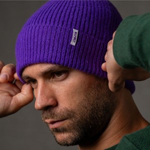 Bonnet en laine d'agneau violet