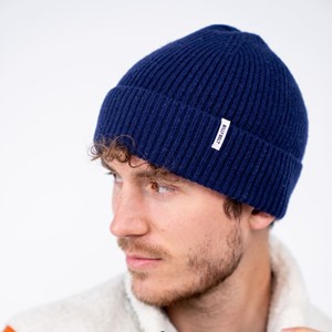 Bonnet en laine d'agneau bleu profond