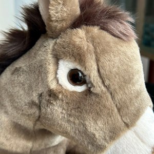 Peluche ane gaston allongé 55 cm