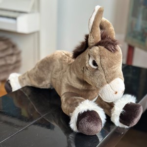 Peluche ane gaston allongé 55 cm