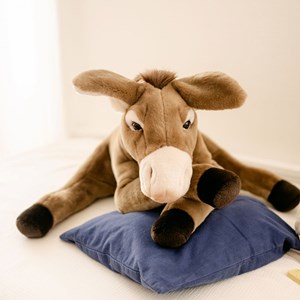 Peluche ane gaston allongé 60 cm