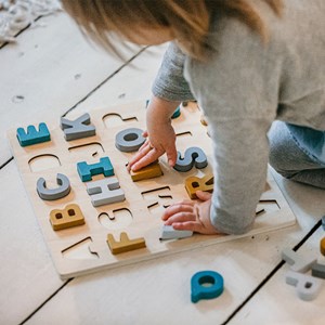 Puzzle alphabet caspar en bois Jaune