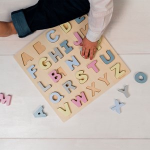 Puzzle alphabet hanna en bois Rose