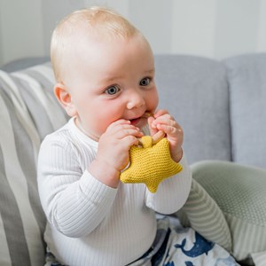 Hochet crocheté anneau en bois étoile