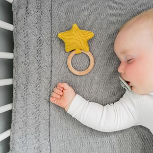 Hochet crocheté anneau en bois étoile