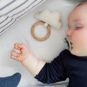 Hochet crocheté anneau en bois nuage