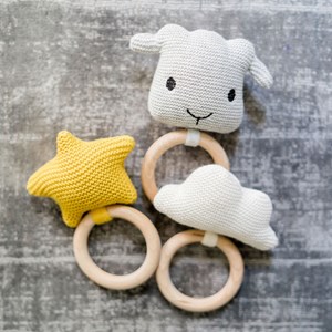 Hochet crocheté anneau en bois nuage