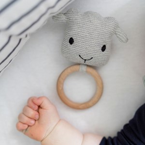 Hochet crocheté anneau en bois mouton