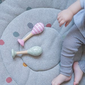 Hochets en bois triangles et rayures