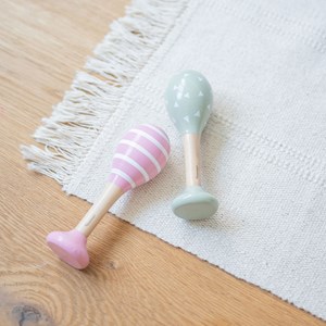 Hochets en bois triangles et rayures