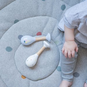 Hochets en bois glace et pois