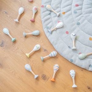 Hochets en bois glace et pois