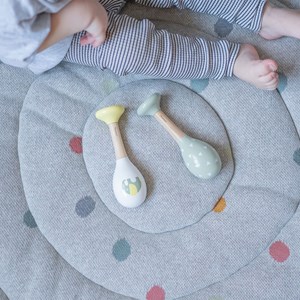 Hochets en bois éléphant et triangles