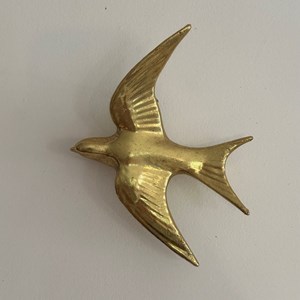 Oiseau déco murale en résine dorée