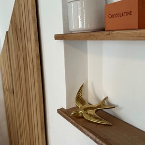 Oiseau déco murale en résine dorée