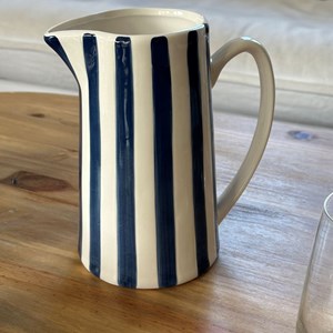 Carafe à rayures bleues