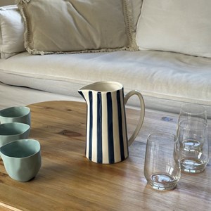 Carafe à rayures bleues