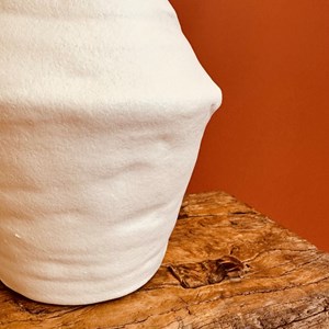 Vase en céramique blanche organique -