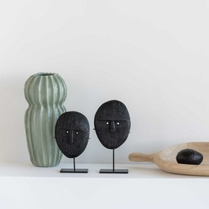 Objet visage en bois de manguier brulé