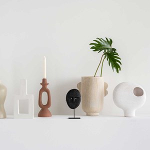 Objet visage en bois de manguier brulé