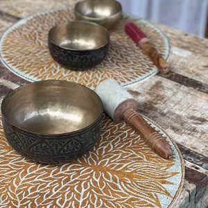 Set de table vinyle rond orangé beija flor arbre de vie