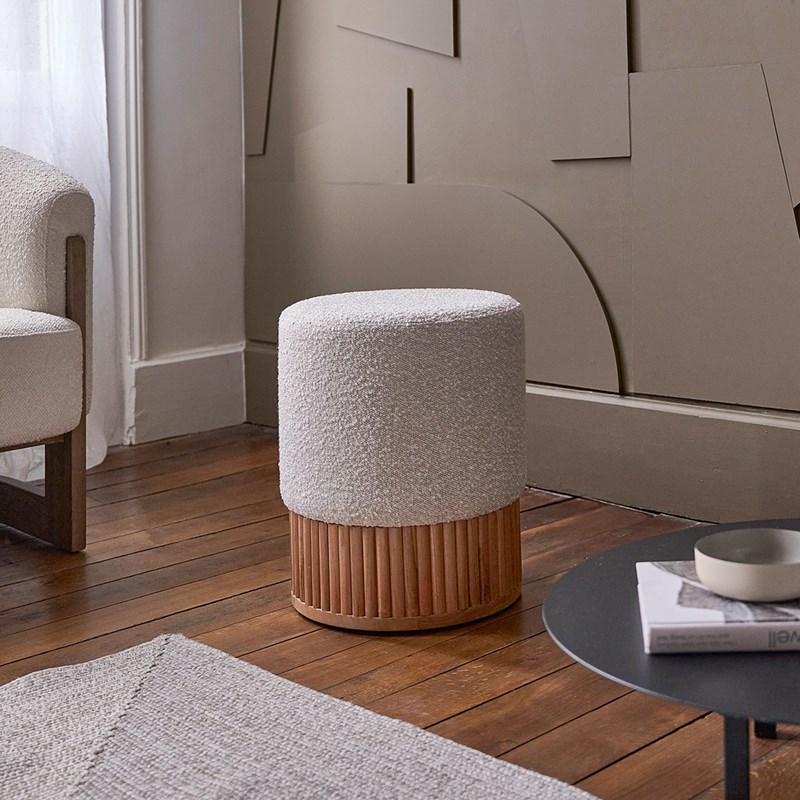 Berah Getah - Pouf en teck et tissu bouclette 38 cm