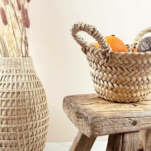 Petit panier fait à la main en feuilles