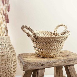 Petit panier fait à la main en feuilles